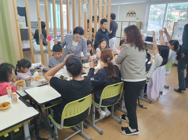 지난 22일 정경민 의원이 다소니지역아동센터를 방문했다. 경북도의회 제공