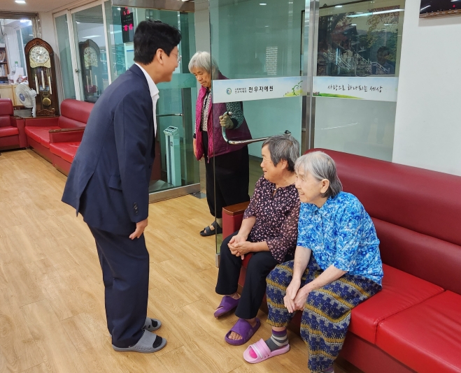 지난 22일 배진석 의원은 천우요양원을 방문해 도의회에서 준비한 위문품을 전달, 시설 관계자들을 격려했다. 경북도의회 제공