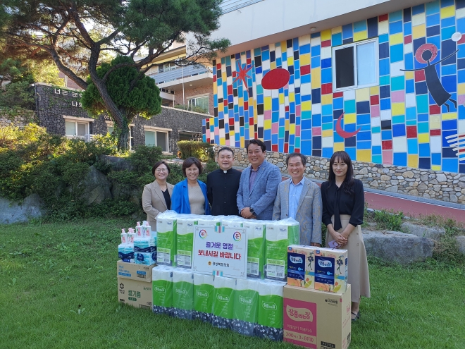 지난 22일 도의회사무처 직원과 함께 추석을 앞두고 고령군 성산면에 있는 성요셉재활원을 방문한 노성환 의원(오른쪽 세 번째). 경북도의회 제공