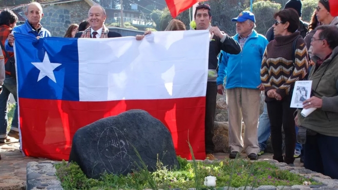 고인의 조카 로돌포 레예스(왼쪽 두 번째)가 2013년 삼촌의 유해 발굴 행사에 칠레 국기를 펼쳐 보이고 있다. BBC 홈페이지 캡처
