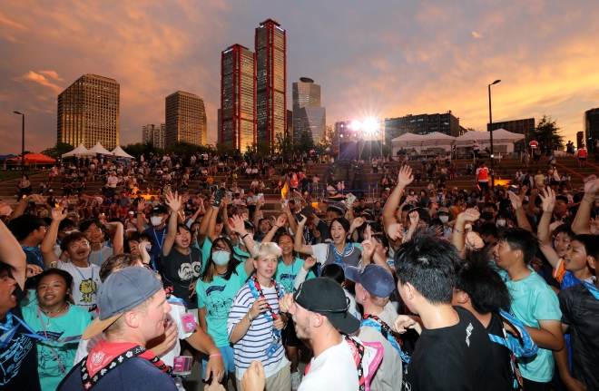 잼버리 대원들 한강에 모여 댄스나이트