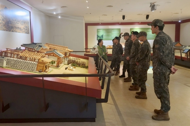 지난달 22일 서울 강서구 문화 관광 명소를 체험하는 ‘강서 뚜벅이 여행’에 참여한 육군 장병들이 허준박물관에서 허준의 일대기에 대한 설명을 듣고 있다. 강서구 제공