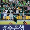 ‘10경기 무패’ 광주 멈춰세운 전북…‘안현범 득점→두현석 자책골’ 정정