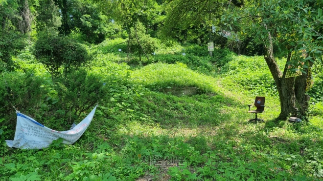 지난 7월 경기 동두천시의 한 공동묘지에 현수막과 의자 등이 버려져 있다. 이곳에 있는 1000여기의 묘지 중 대부분은 연고자를 알 수 없는 묘지다. 한지은 기자