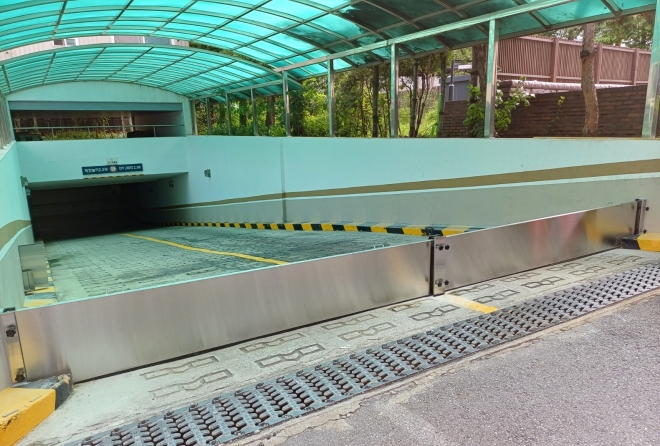 서울 양천구 지원을 받아 물막이판을 설치한 아파트 지하주차장 출입구 모습. 2023.9.24 양천구 제공