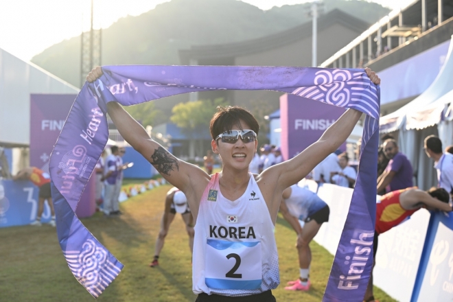 24일 중국 푸양 인후 스포츠센터에서 열린 19회 항저우 아시안게임 근대5종 남자 결승에서 금메달을 획득한 대한민국 전웅태가 기뻐하고 있다. 2023.9.24 항저우 오장환 기자