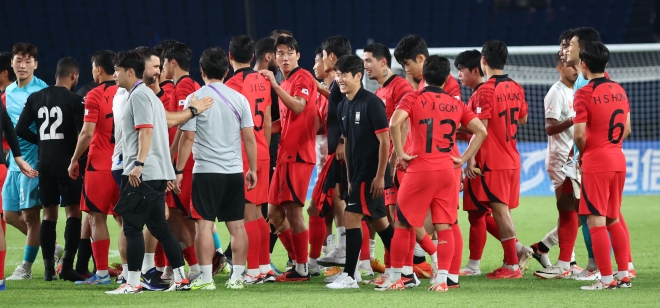 지난해 9월 24일 중국 저장성 진화 스포츠센터 스타디움에서 열린 19회 항저우 아시안게임 남자축구 조별리그 최종전 대한민국과 바레인의 경기. 3-0으로 승리한 한국 선수들이 승리를 자축하고 있다. 연합뉴스