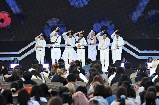 유려한 몸짓으로 춤추고 있는 한국 에이치알엠 팀.  도준석 기자