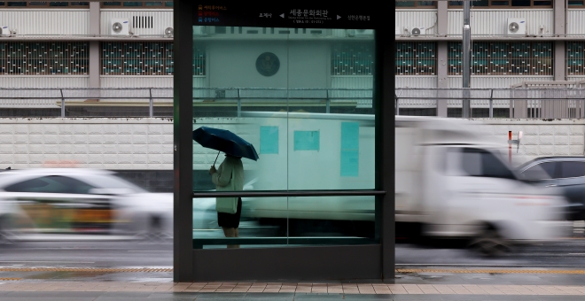 가을비가 내린 20일 오전 서울 광화문광장에서 한 시민이 버스를 기다리고 있다. 기상청은 21일 전국이 대체로 흐리고 대부분 지역에 비가 내릴 것으로 예보했다. 2023.9.20