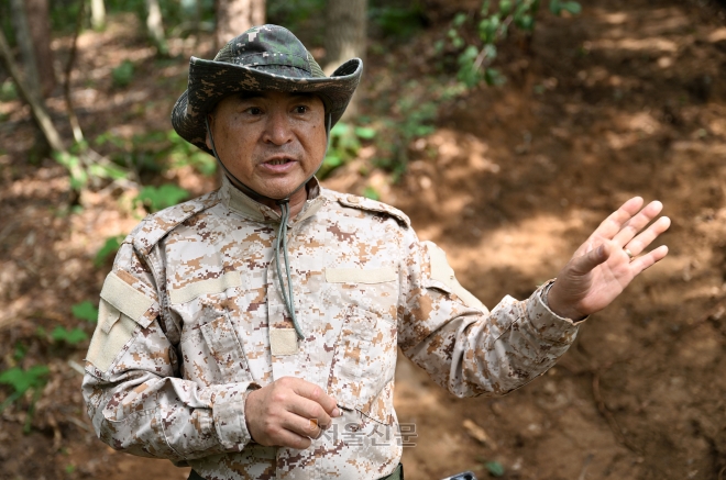 장묘업자 김왕기(62)씨가 지난달 27일 강원 춘천의 한 야산에서 서울신문과 인터뷰하고 있다. 오장환 기자