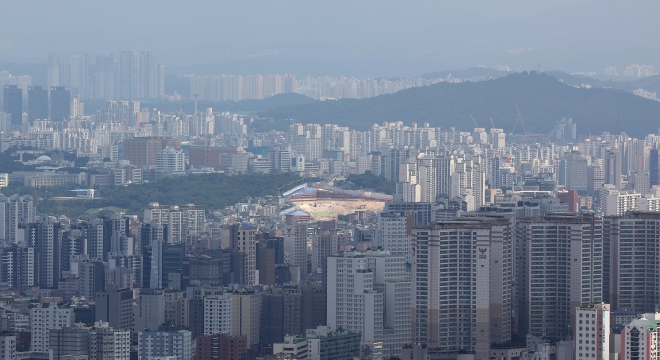 사진은 서울 남산에서 바라본 아파트 단지 모습. 2023.8.17 연합뉴스