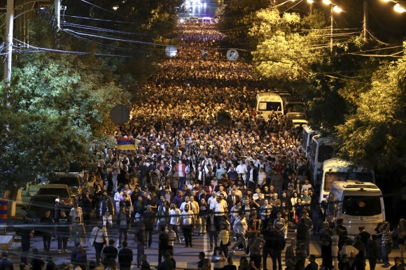 아르메니아 수도 예레반 시민들이 24일(현지시간) 사실상 나고르노카라바흐의 영유권을 포기하는 발언을 여러 차례 한 니콜 파시냔 총리를 규탄하는 대규모 시위를 벌이고 있다. 예레반 포토루어 AP 연합뉴스