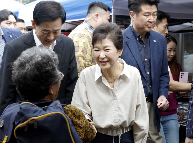 박근혜 전 대통령이 25일 오전 대구 달성군 현풍시장을 찾아 상인·주민들과 인사를 나누고 있다. 2023.9.25 뉴스1