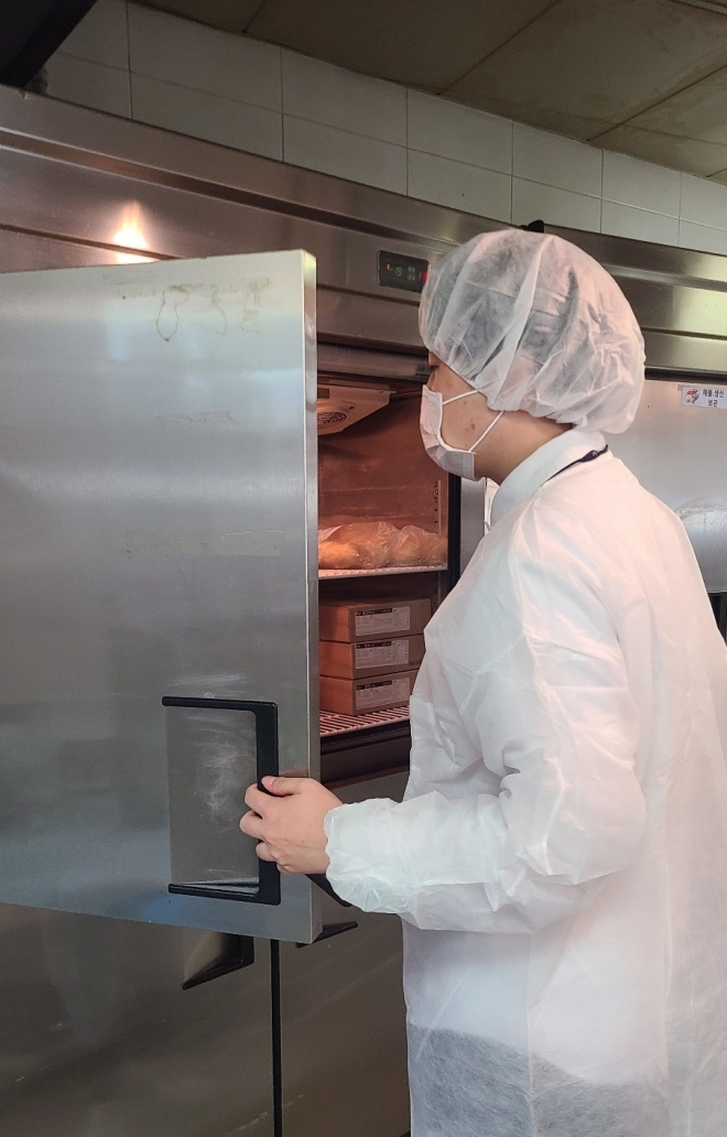 동작구 관계자가 추석을 앞두고 지역 내 식품위생업소 점검을 실시하고 있다. 동작구 제공