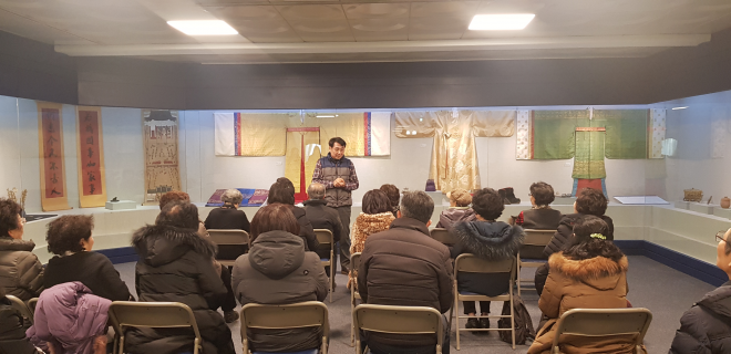 동대문구가 경희대학교와 함께 운영하는 평생교육 프로그램에 주민들이 참여하고 있다. 동대문구 제공