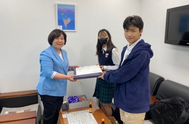 손편지 전달하는 성남시 청소년의원들과 성해련 성남시의원.