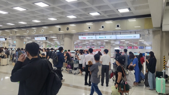 제주국제공항 국내선 출발장이 최근 수하물을 맡기려는 승객들로 붐비고 있다. 제주 강동삼 기자