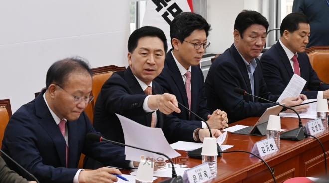 김기현(왼쪽 두 번째) 국민의힘 대표가 25일 국회에서 열린 최고위원회의에서 발언하고 있다.  안주영 전문기자