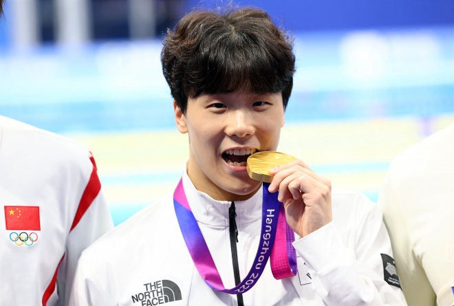 금메달을 깨무는 지유찬. 항저우 연합뉴스