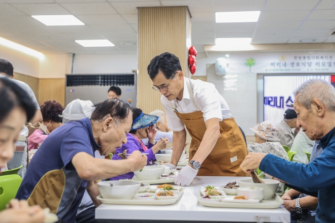 이기재 서울 양천구청장이 지난 22일 한빛종합사회복지관 미리내 경로식당에서 어르신들에게 식사를 대접하고 있다. 양천구 제공