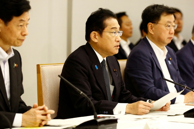 기시다 후미오(가운데) 일본 총리. 도쿄 로이터 연합뉴스