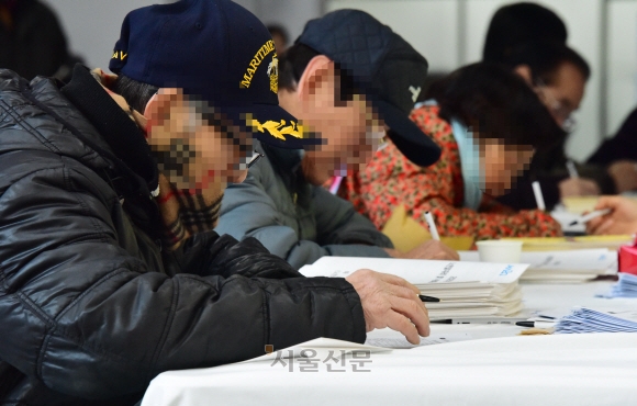노인일자리 박람회에서 취업을 원하는 어르신들이 면접서류를 작성하고 있다.(기사와 관련 없는 사진) 서울신문DB
