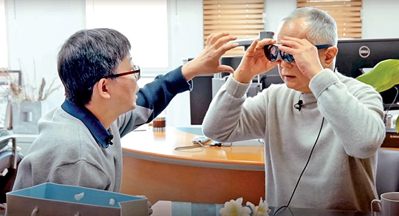 저시력 장애인들이 사물을 보다 정확하게 볼 수 있게 도와주는 삼성전자 ‘릴루미노’를 착용(오른쪽)하고 있다. 삼성전자 제공