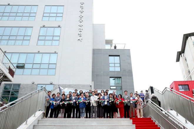 지난 25일 열린 서울 성동구 송정동 공공복합청사 개청식에서 참석자들이 테이프 커팅식를 진행하고 있다. 성동구 제공