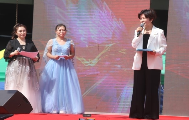 지난 23일부터 24일까지 양일간 마곡 광장 특설무대에서 진행된 ‘제1회 국제 상호문화교류 대축전’에 참석해 축사를 전한 아이수루 의원(오른쪽 첫 번째)