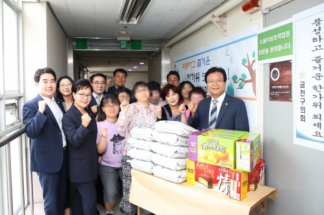 지난 25일 서울 금천구의회 김용술(오른쪽) 의장과 의원들이 소울터 장애인 보호작업장을 찾아 명절 선물을 전달하고 기념사진을 찍고 있다. 2023.9.26 금천구의회 제공