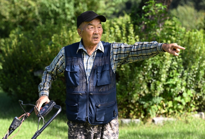 최우영씨가 인덕원의 조성 과정을 설명하고 있다. 종손인 최씨는 처음에는 자연장지 조성을 반대했지만, 후손들이 묘 관리에 어려움을 겪을 수 있다는 생각에 마음을 바꿨다. 영천 오장환 기자