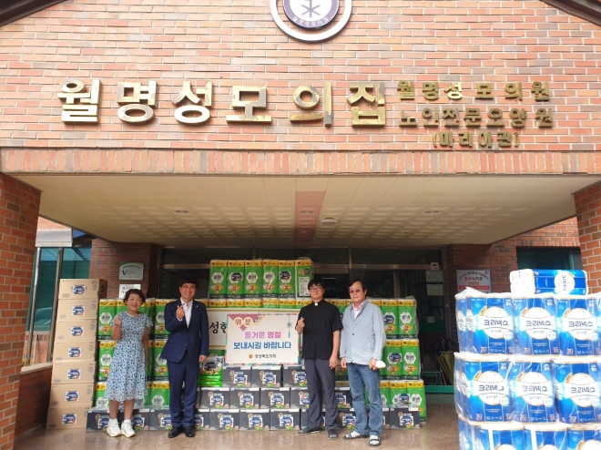 지난 22일 추석을 앞두고 어르신들에게 따뜻한 마음을 나누고자 ‘월명성모의집’을 방문한 조용진 의원(왼쪽 두 번째). 경북도의회 제공