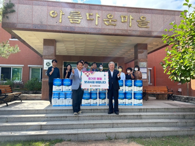 지난 25일 안동시 임하면에 있는 나천복지회 아름다운마을 방문한 권광택 의원(앞줄 오른쪽). 경북도의회 제공