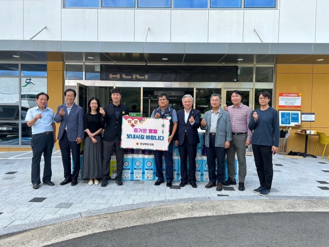 지난 25일 안동시 임하면에 있는 대성그린빌을 방문한 권광택 의원(오른쪽 네 번째). 경북도의회 제공