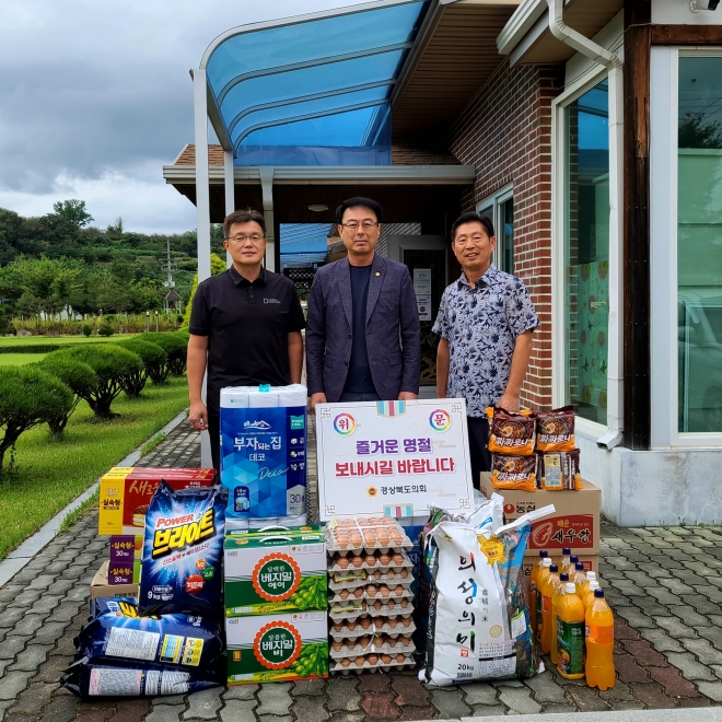 지난 25일 추석을 앞두고 의성군 봉양면에 있는 사랑의집요양원을 방문한 이충원 의원(가운데). 경북도의회 제공