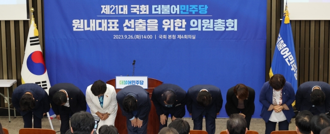홍 신임 원내대표(왼쪽 네 번째)가 당 지도부 및 동료 의원들과 함께 인사를 하는 모습. 연합뉴스
