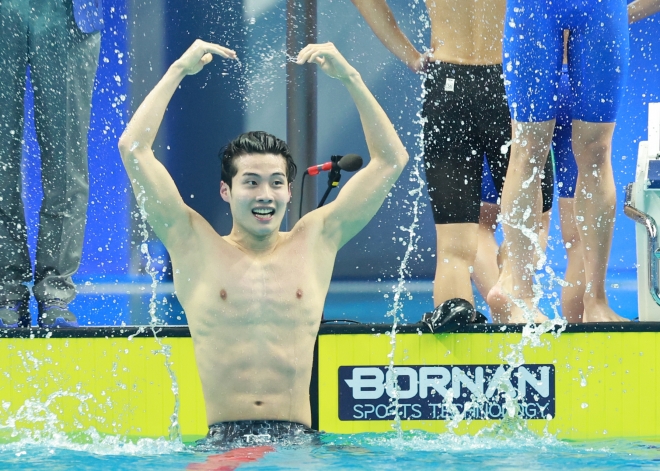황선우가 25일 중국 항저우 올림픽 스포츠센터 수영장에서 열린 2022 항저우아시안게임 수영 남자 800m 계영 결승에서 금메달을 확정한 뒤 기뻐하고 있다. 항저우 연합뉴스