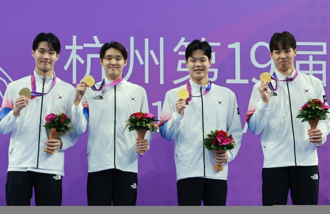 황선우(왼쪽부터), 김우민, 이호준, 양재훈가 25일 중국 항저우 올림픽 스포츠센터 수영장에서 열린 2022 항저우 아시안게임 수영 남자 800m 계영 결승에서 금메달을 획득한 뒤 시상식에서 메달을 들어보이고 있다. 항저우 연합뉴스