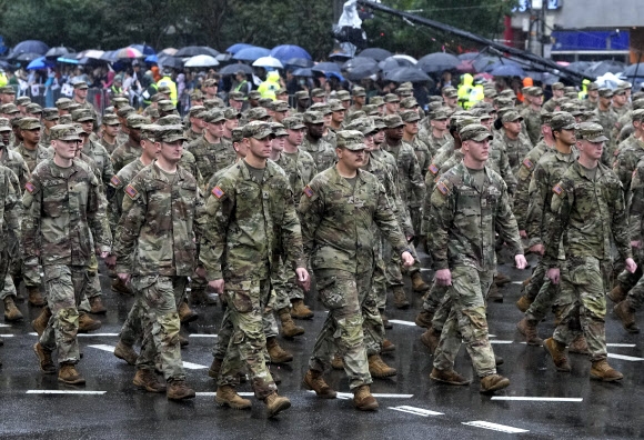 주한미군 병사들이 26일 서울 도심에서 10년 만에 다시 진행된 국군의 날 시가행진에 참여해 세종대로를 걷고 있다. AP 연합뉴스