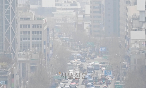 미세먼지 농도가 ‘나쁨’ 수준을 보인 23일 오전 서울 시내가 뿌옇다. 23일 오후부터 황사가 유입돼 서쪽 지역을 중심으로 미세먼지가 나쁨 수준 이상으로 짙겠다.  2023.3.23 홍윤기 기자