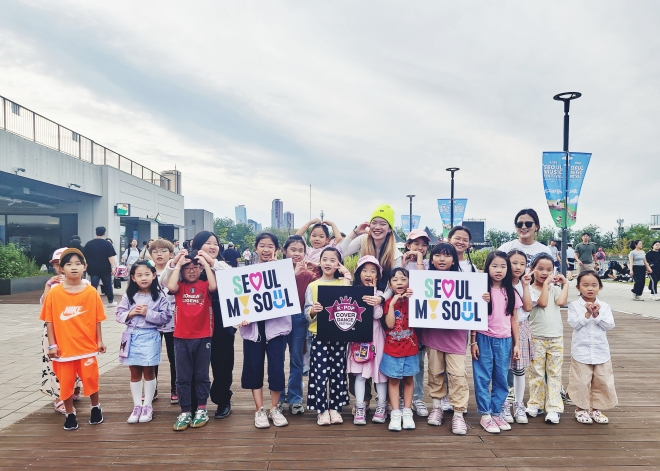 2023 서울뮤직페스티벌에서 어린이들이 K-POP 댄스를 배운 뒤에 기념 포즈를 취하고 있다. 서울신문 DB