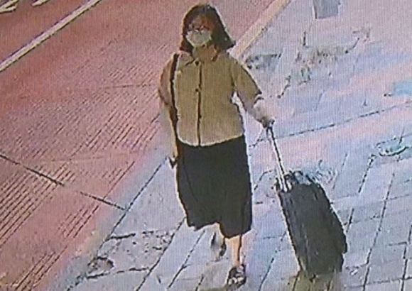 살인 직후 시신을 담을 여행용 가방(캐리어)을 끌고 태연하게 걷는 정유정. KBS뉴스 캡처