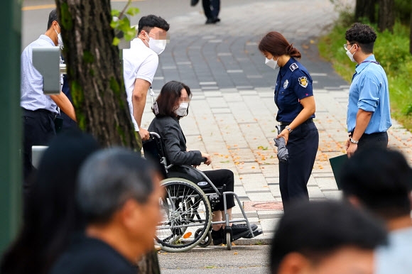 27일 가석방으로 풀려난 정경심 전 교수가  휠체어를 타고 수감 중이던 의왕시 서울구치소에서 나오고 있다.  연합뉴스