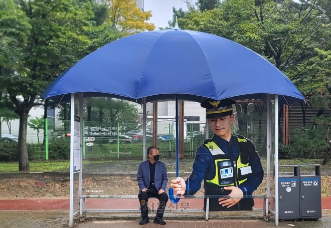 충남 천안동남경찰서 앞 시내벼스 승강장이 이색적인 치안 홍보물로 조성돼 눈길을 끌고 있다. 이종익 기자