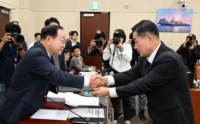 신원식 국방부 장관 후보자가 27일 서울 여의도 국회에서 열린 인사청문회에서 선서문을 한기호 국방위원장에게 제출하고 있다. 2023.9.27 홍윤기 기자