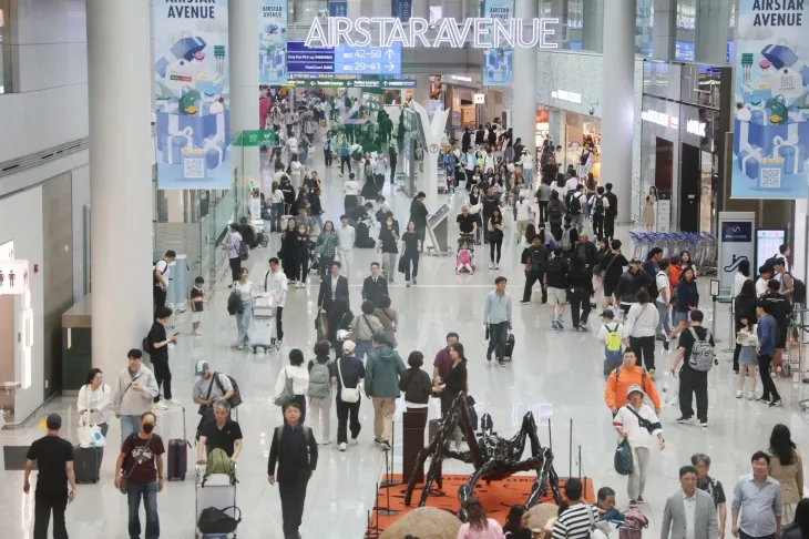 추석 황금연휴에 붐비는 인천공항 면세점