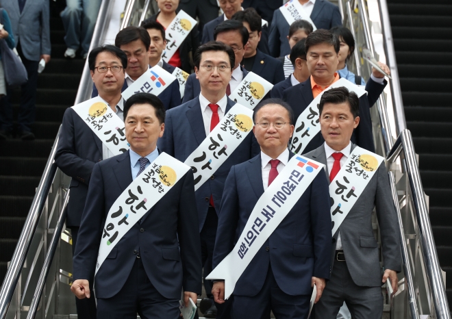 국민의힘 김기현 대표와 윤재옥 원내대표 등 지도부가 27일 서울역에서 귀성길 시민들에게 인사하기 위해 걸어가고 있다. 연합뉴스