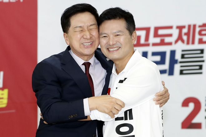 김태우 후보와 포옹하는 김기현 대표