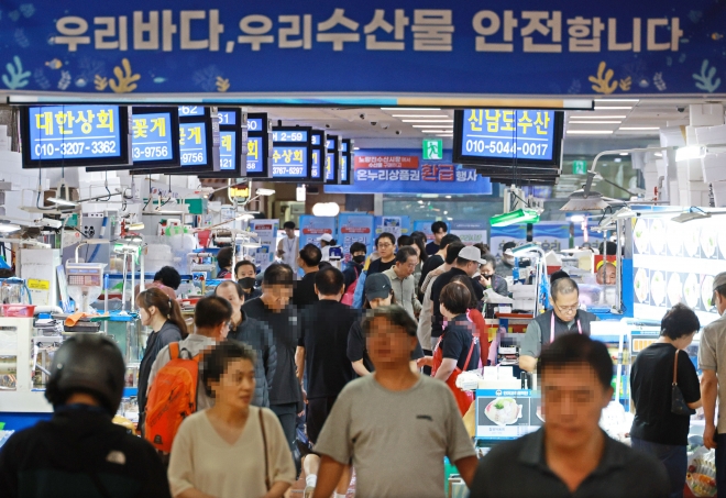 지난 24일 서울 노량진 수산시장 일대에서 노량진 수산대축제가 열렸다. 이날 시장을 찾은 시민들이 각종 해산물을 구입하고 있다. 연합뉴스
