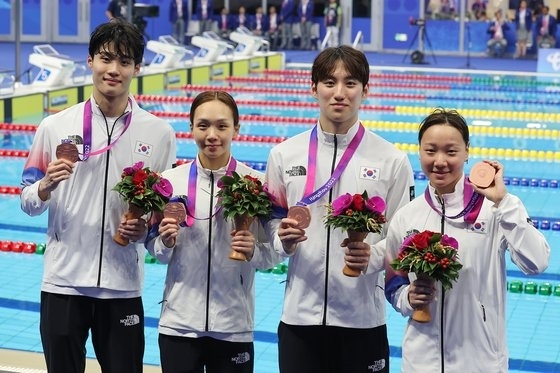 혼성 혼계영 400m 동메달을 합작한 황선우(왼쪽부터), 김서영, 최동열, 이은지. 항저우 연합뉴스
